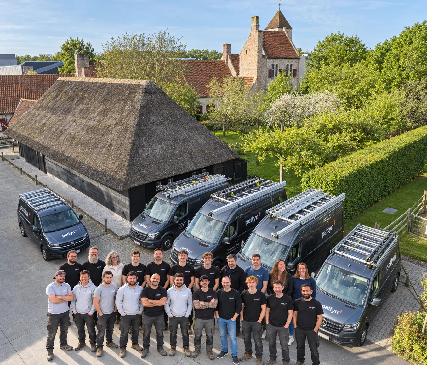 Het Pattyn-team bij de servicevoertuigen